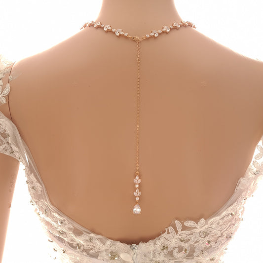 Collier en or rose avec toile de fond simple pour les mariages - Anya