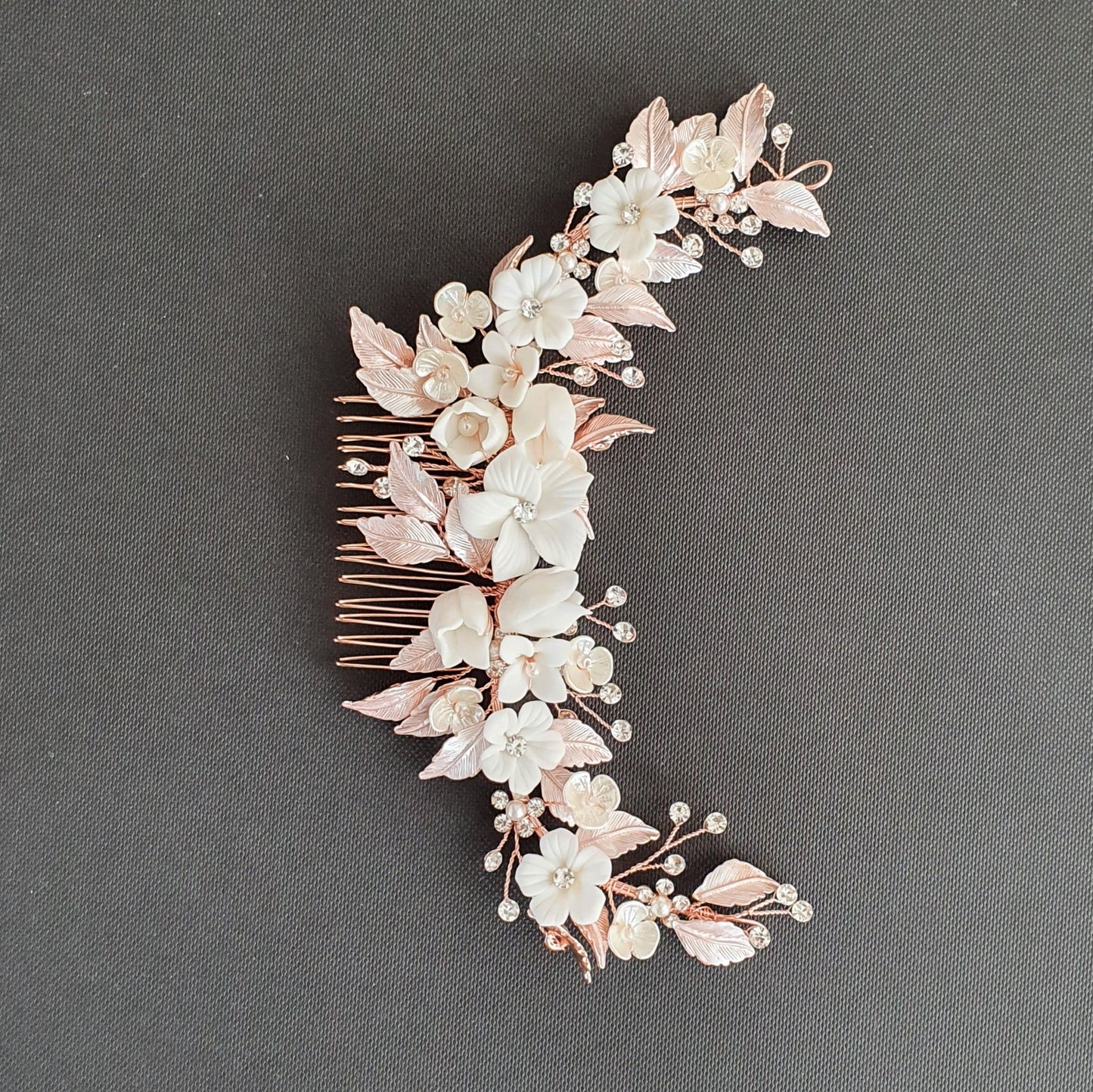 Peigne à cheveux en or rose avec des fleurs blanches-jonquille