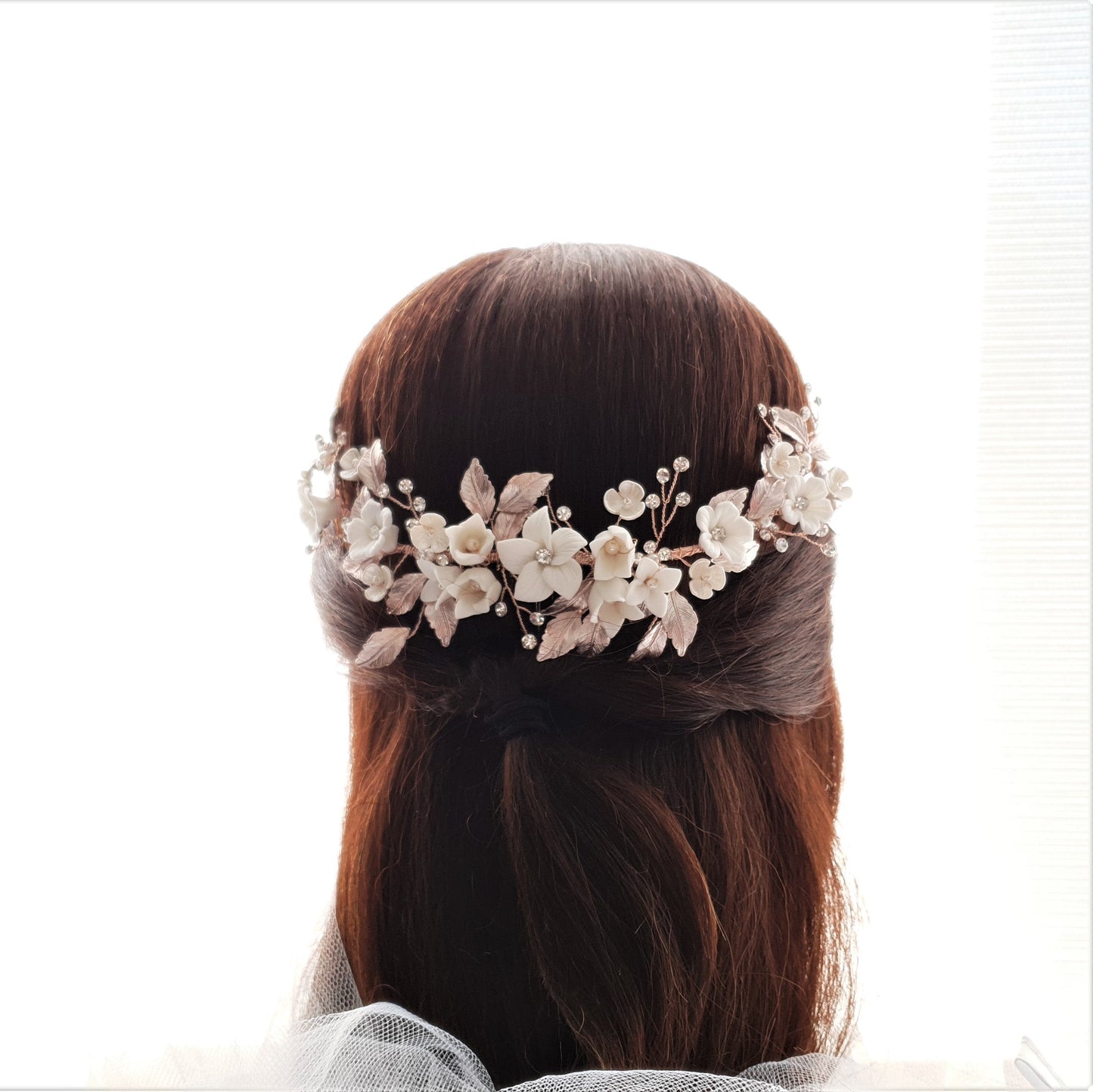Peigne à cheveux en or rose avec des fleurs blanches-jonquille