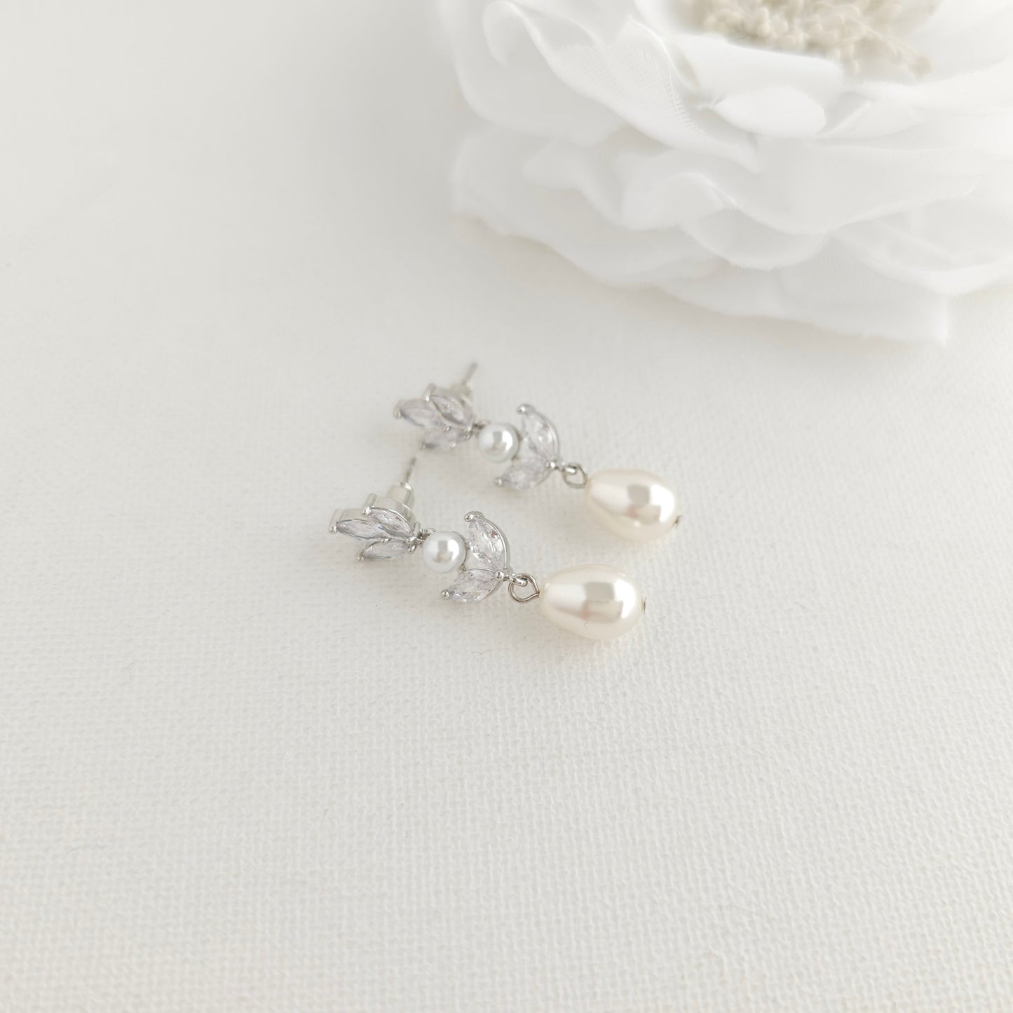 Boucles d'oreilles perle larme pour les mariages en argent - Ella