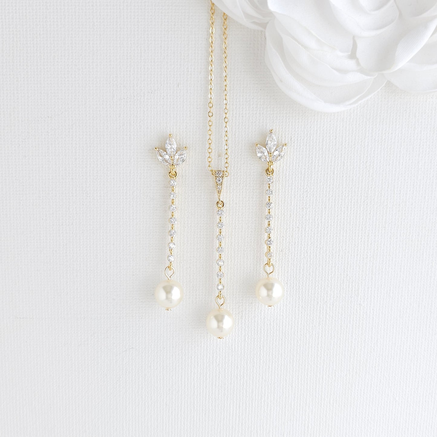 Boucles d'oreilles pendantes longues et collier avec perles - Jodi