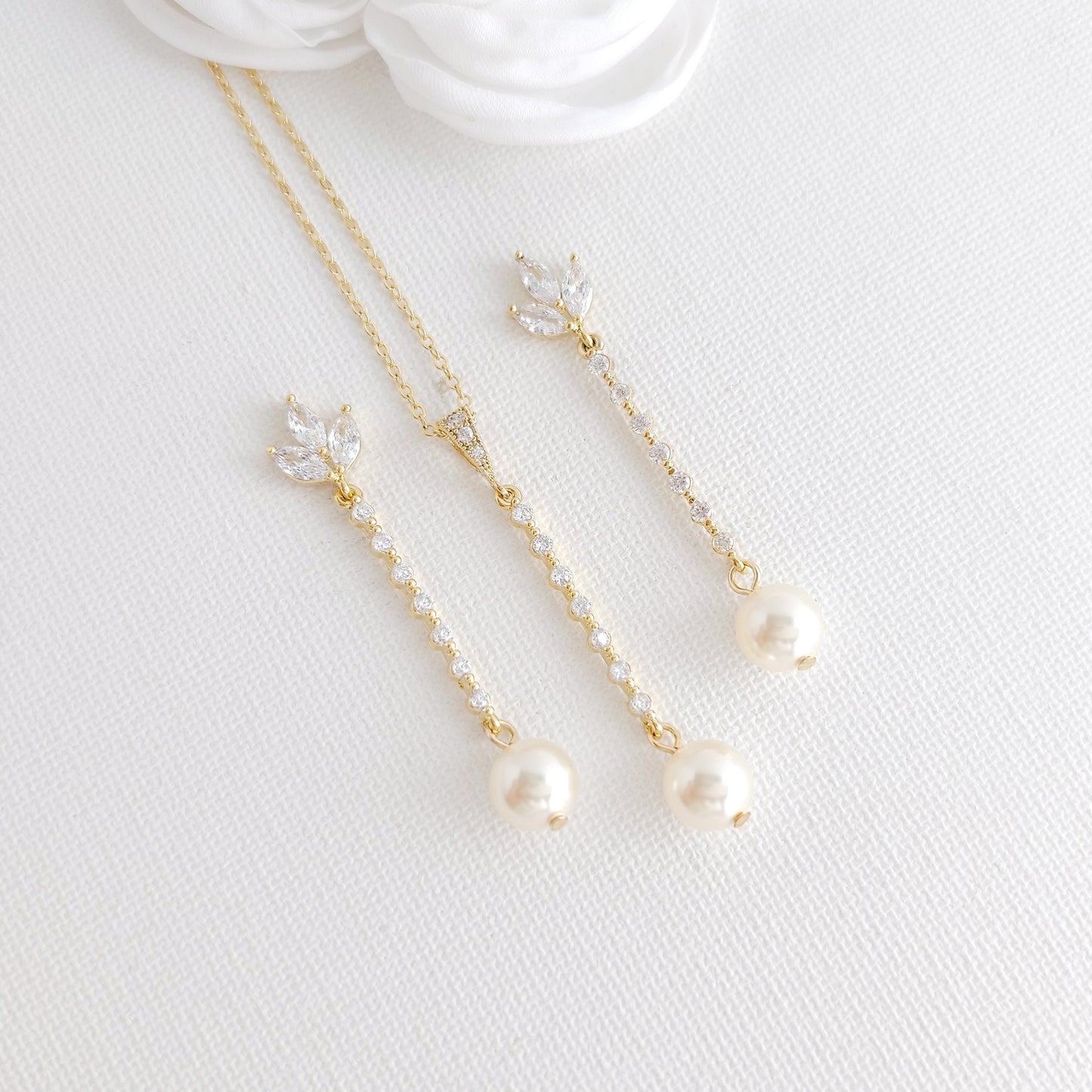 Boucles d'oreilles pendantes longues et collier avec perles - Jodi