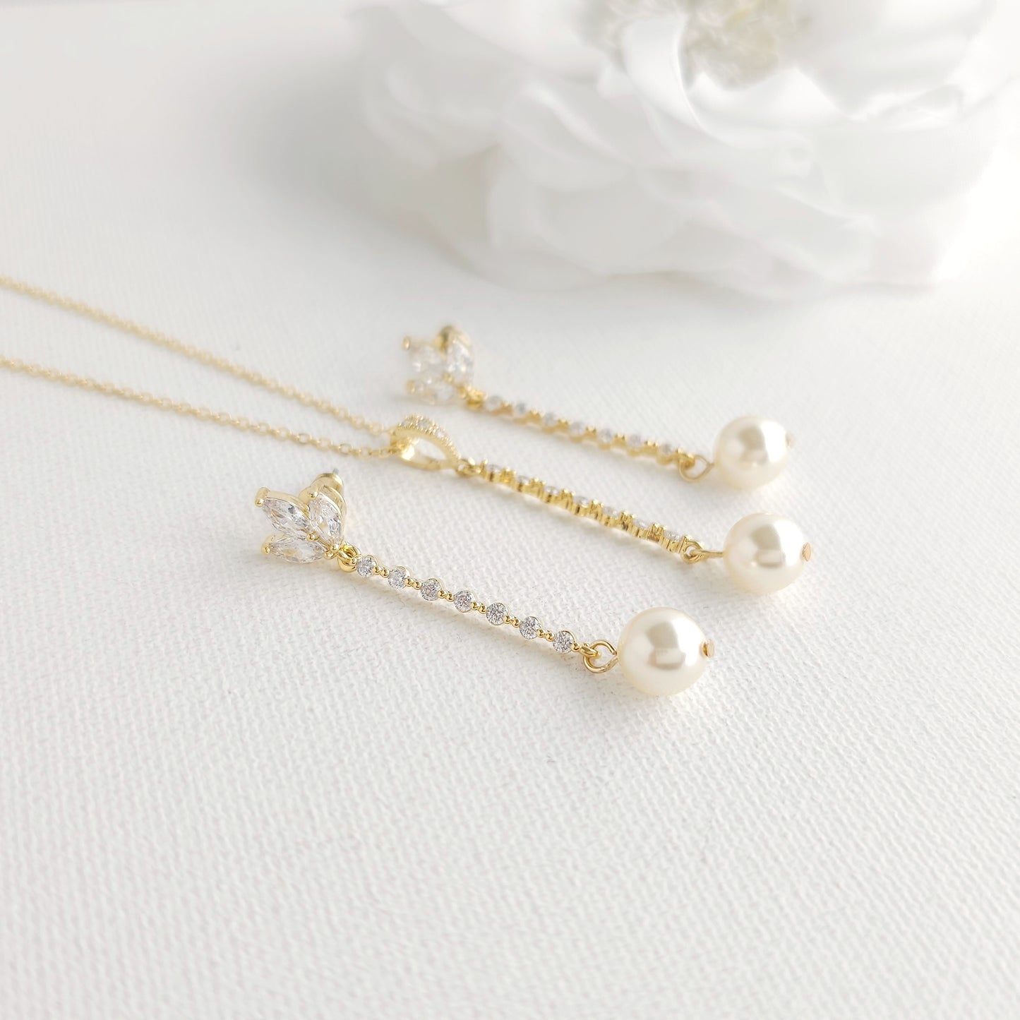 Boucles d'oreilles pendantes longues et collier avec perles - Jodi