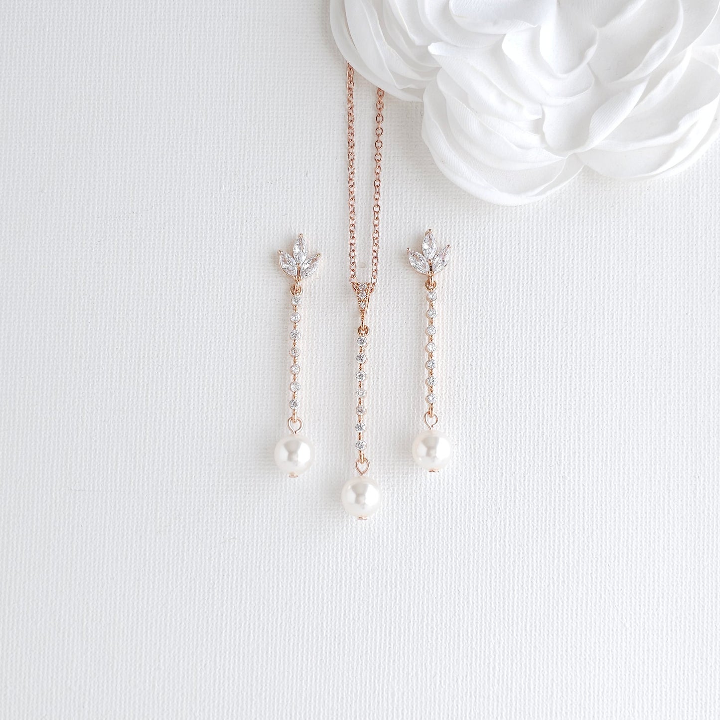 Boucles d'oreilles pendantes longues et collier avec perles - Jodi