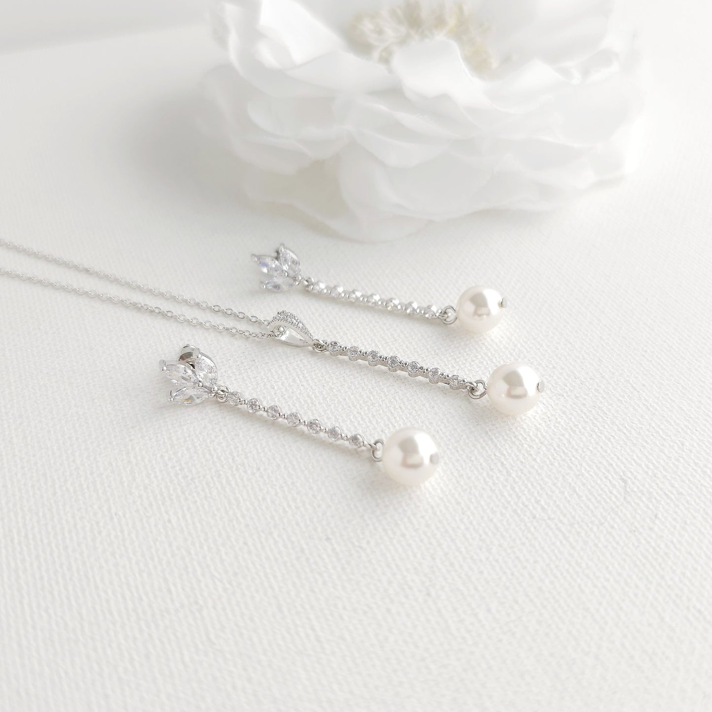 Boucles d'oreilles pendantes longues et collier avec perles - Jodi