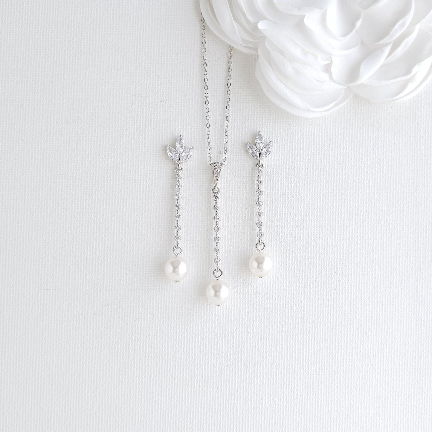 Boucles d'oreilles pendantes longues et collier avec perles - Jodi