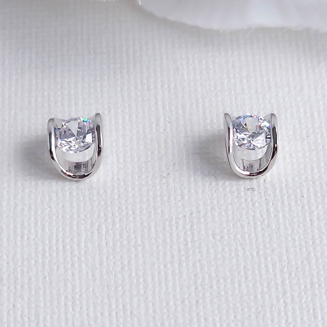 Minimalistic U-Shaped Stud Earrings-Young