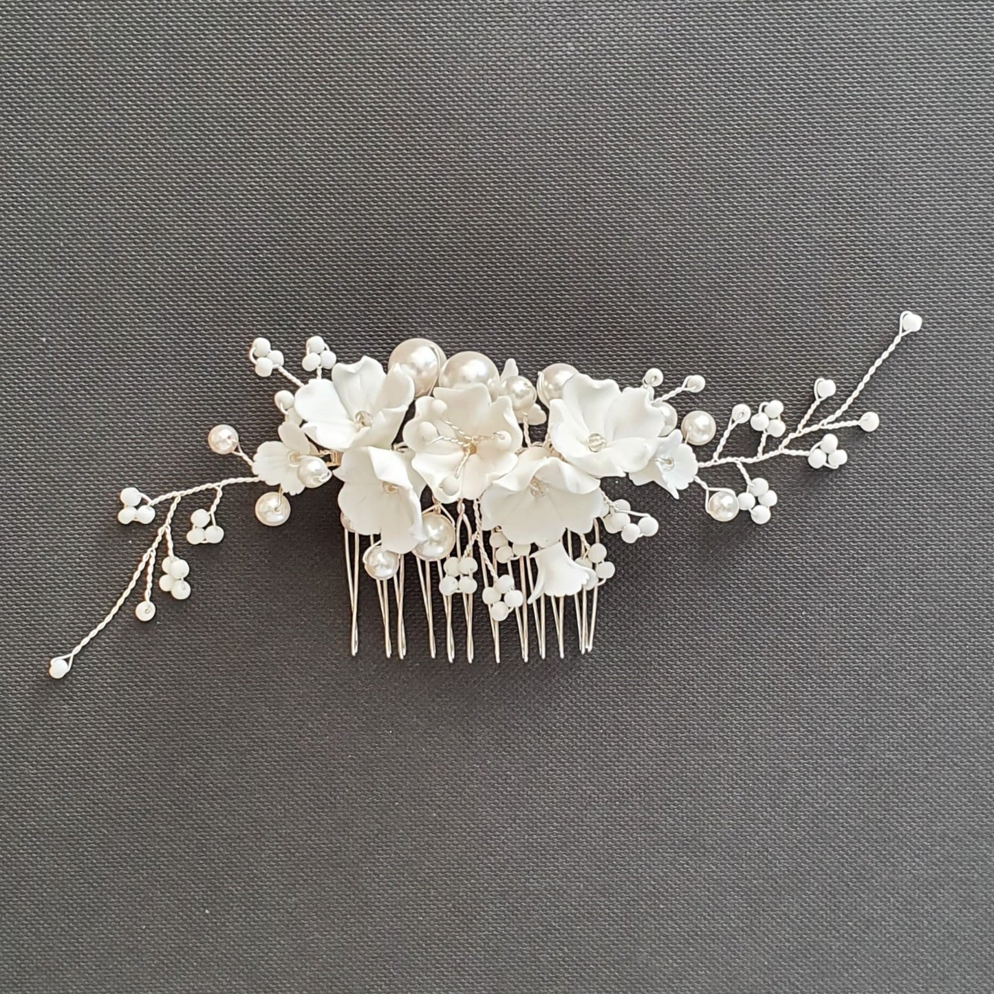 Peigne à cheveux de mariée en perles avec fleurs blanches - Daphné