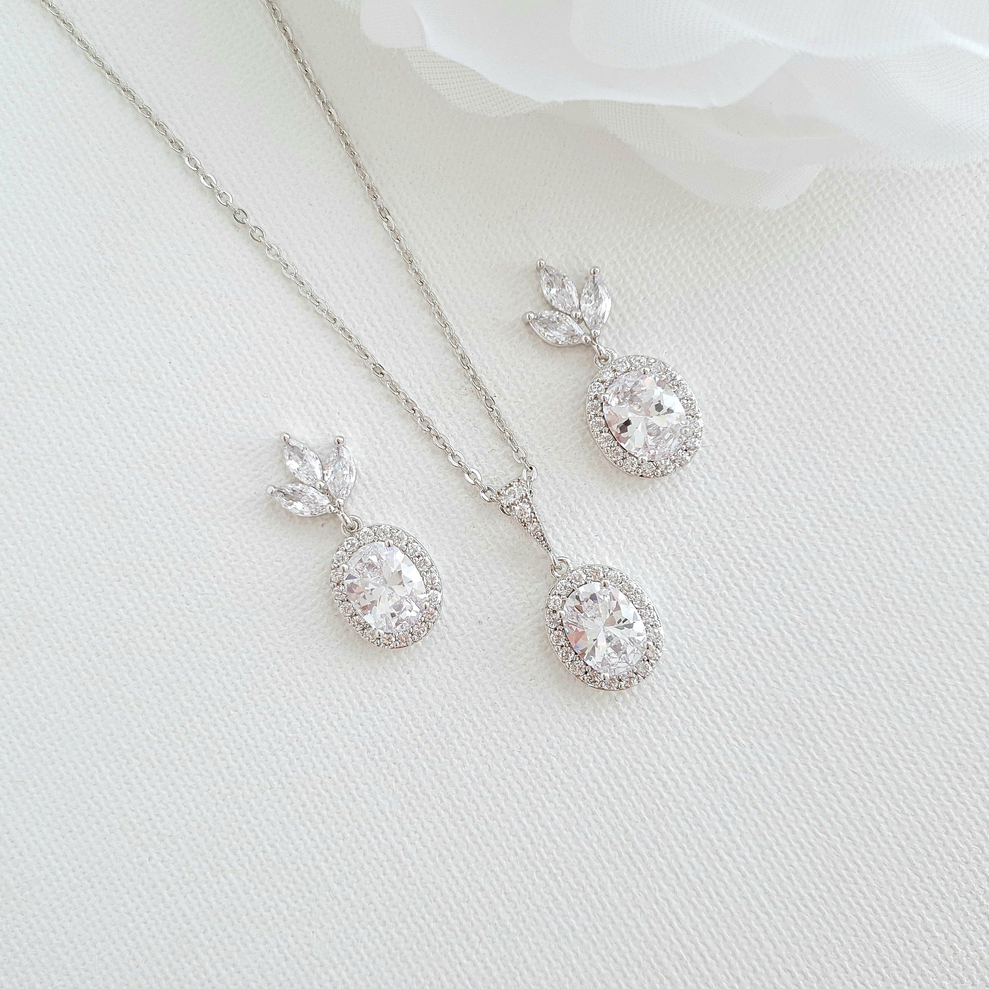 21 Bridesmaid Necklaces for Your Wedding Party