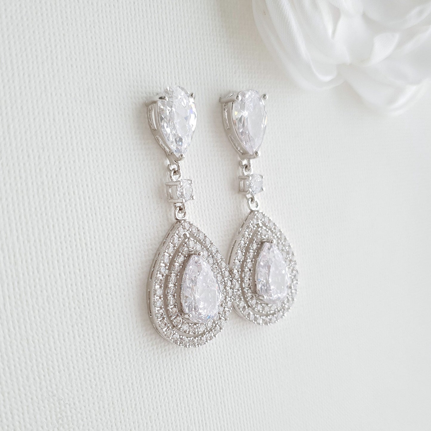 Boucles d'oreilles pendantes en zircon cubique en forme de poire pour les mariées - Joni