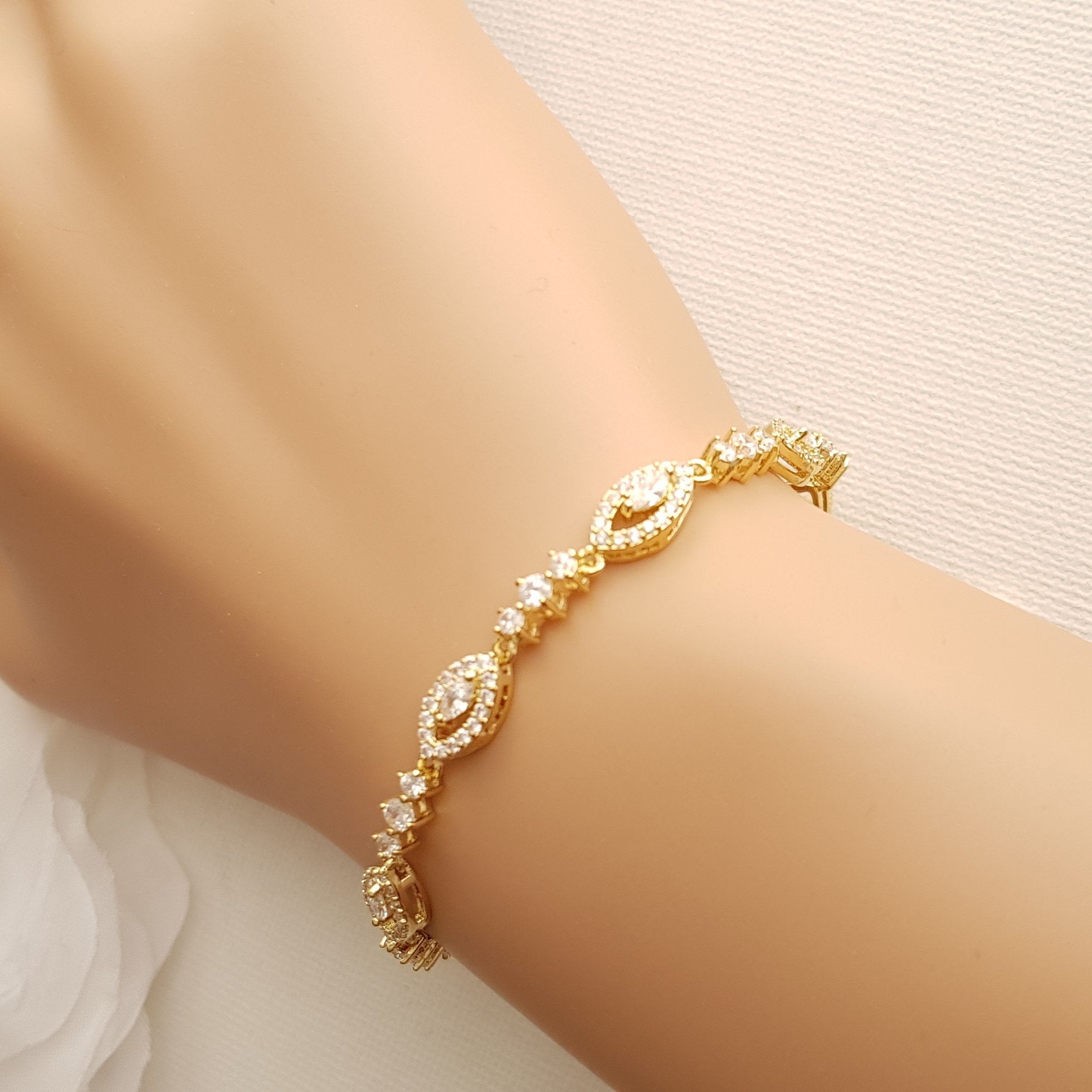 Simple gold bracelet on sale for women