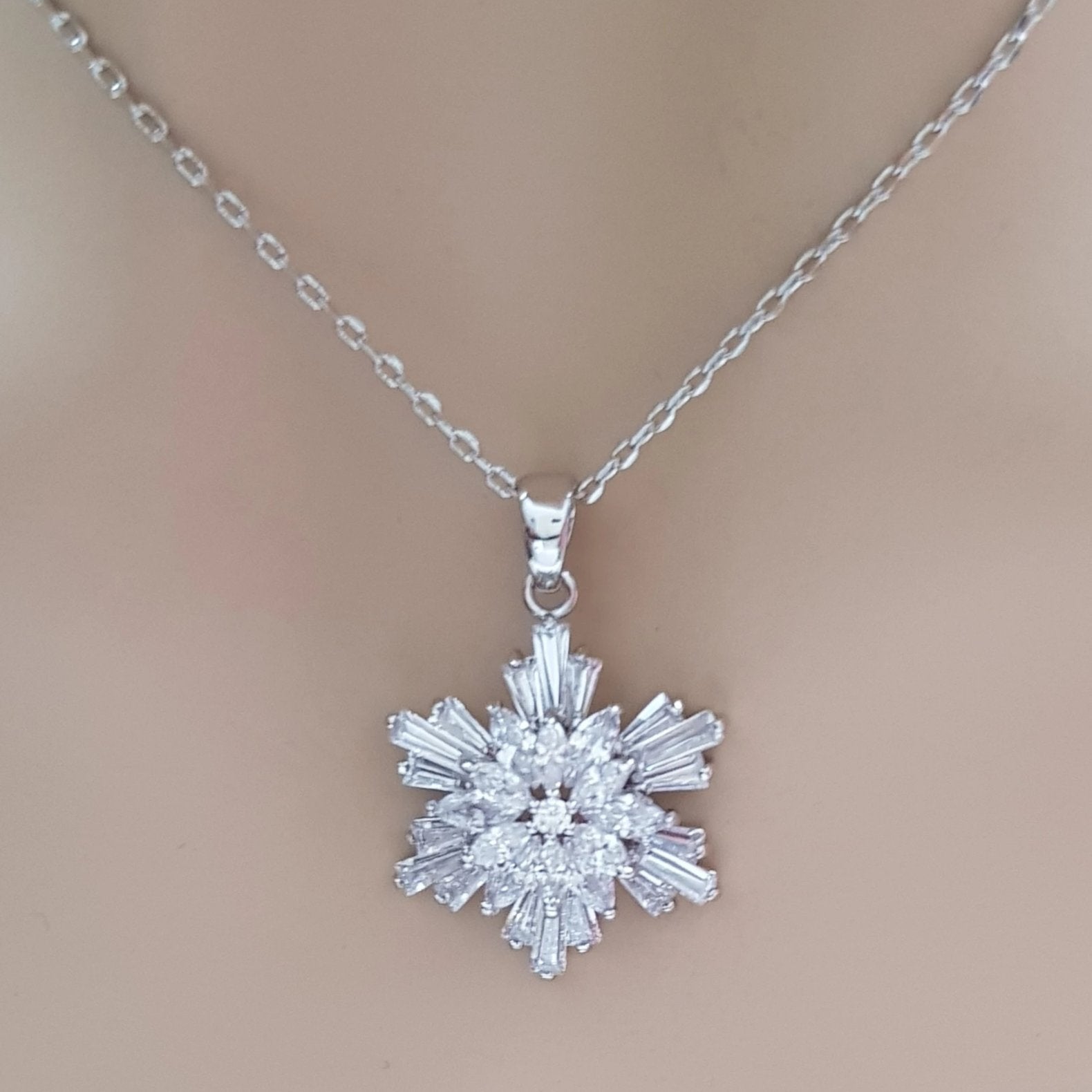 AVANTI Avanti Designed Silver Winter Snowflake Pendant & 18