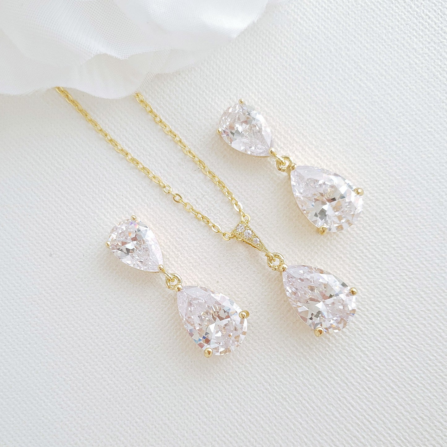 Jewelry Set for Brides and Bridesmaids in Yellow Gold-Clara