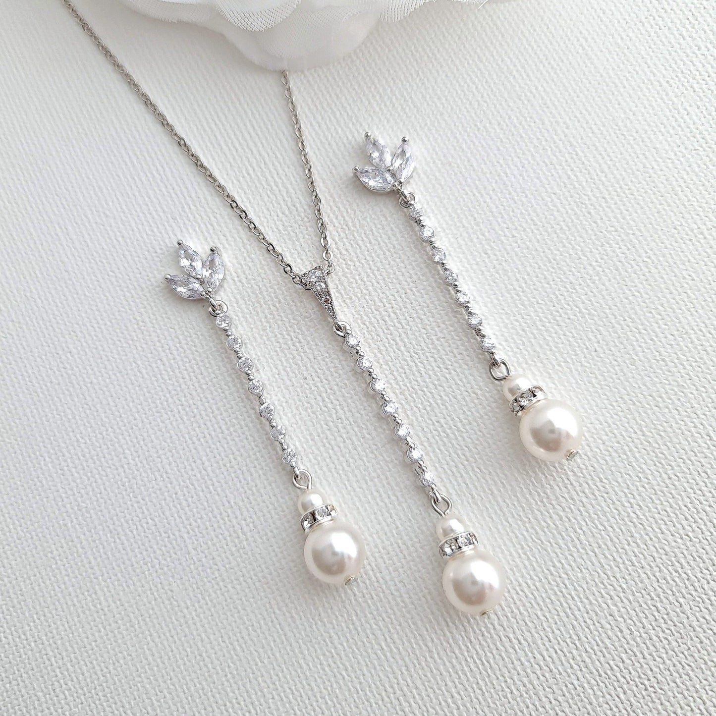 Boucles d'oreilles pendantes longues et collier avec perles - Jodi