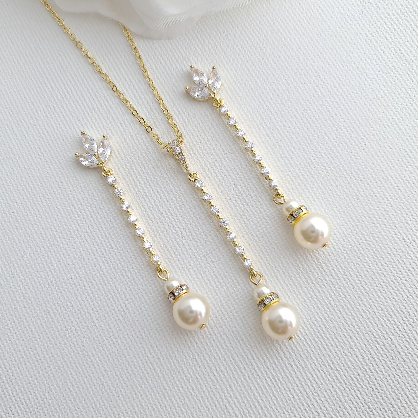 Boucles d'oreilles pendantes longues et collier avec perles - Jodi