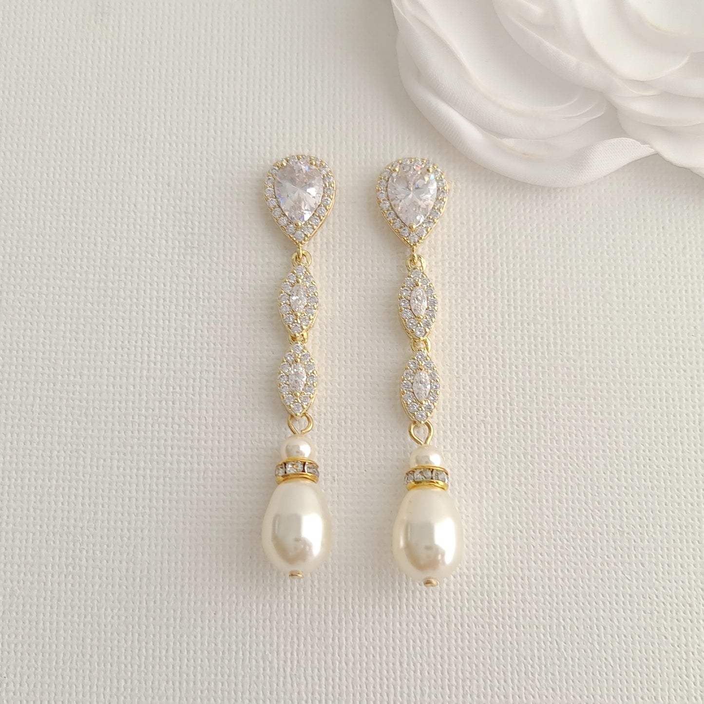Boucles d'oreilles pendantes fines dorées et perle-Abby