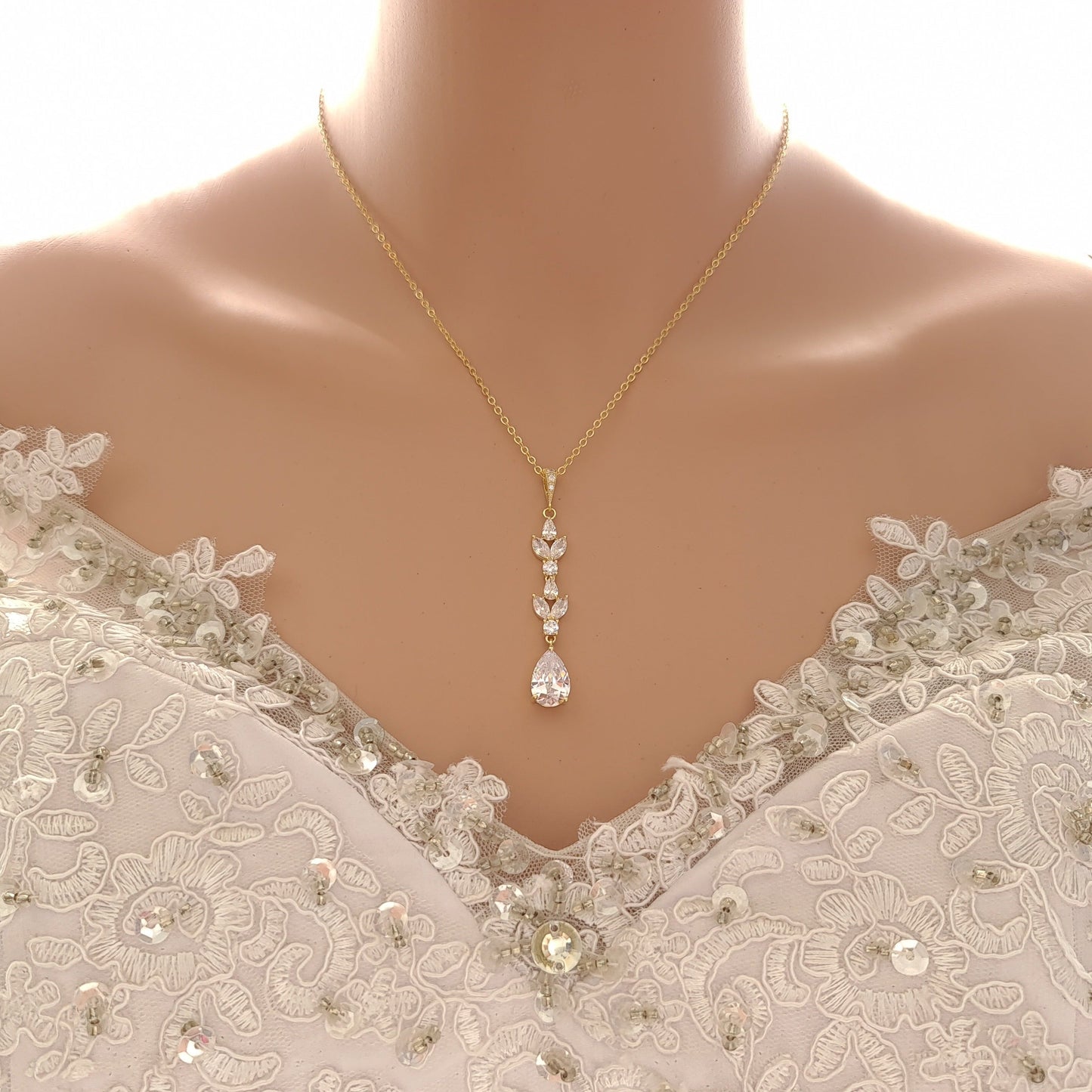 Collier en or avec pendentif long et toile de fond pour Brides-Anya