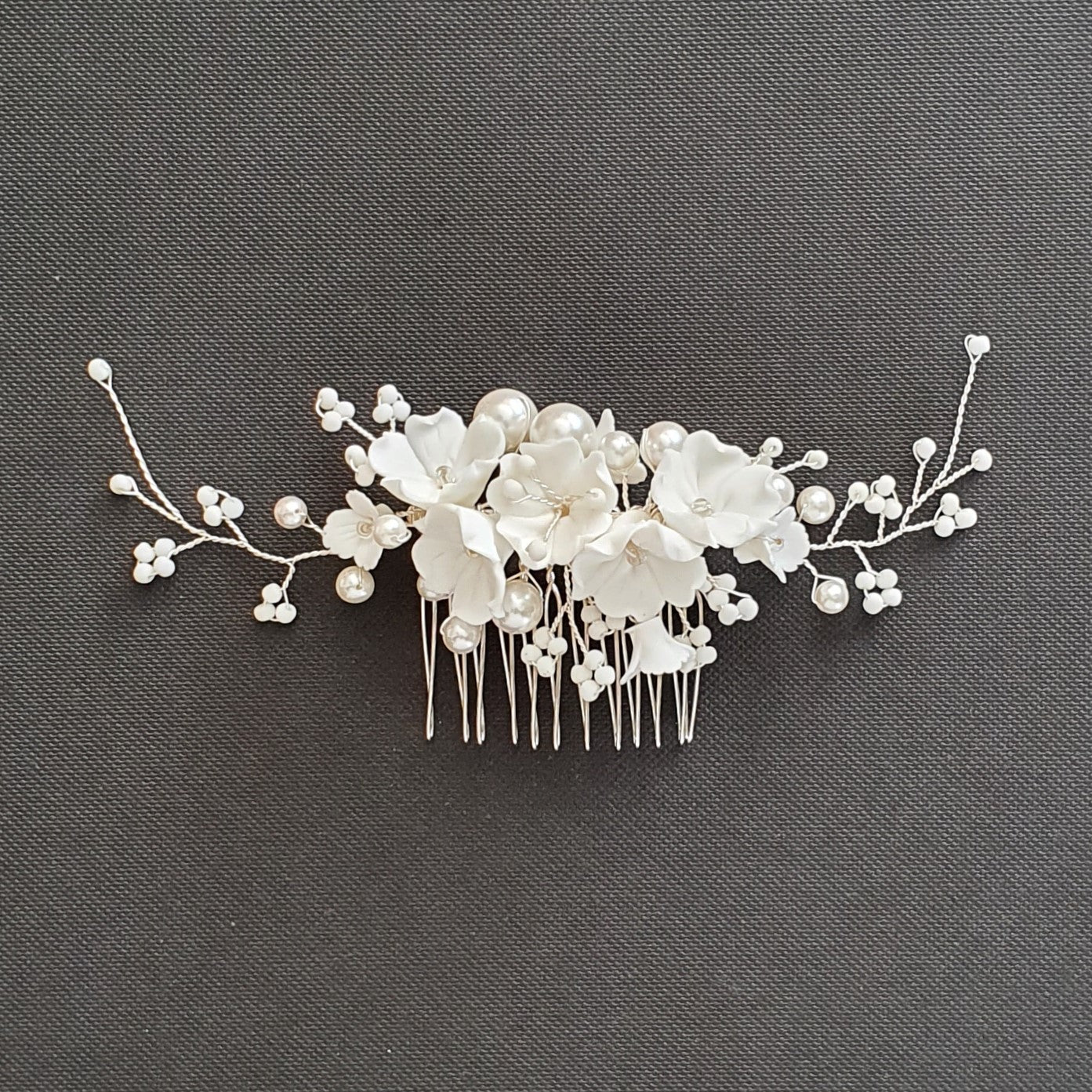 Peigne à cheveux de mariée en perles avec fleurs blanches - Daphné