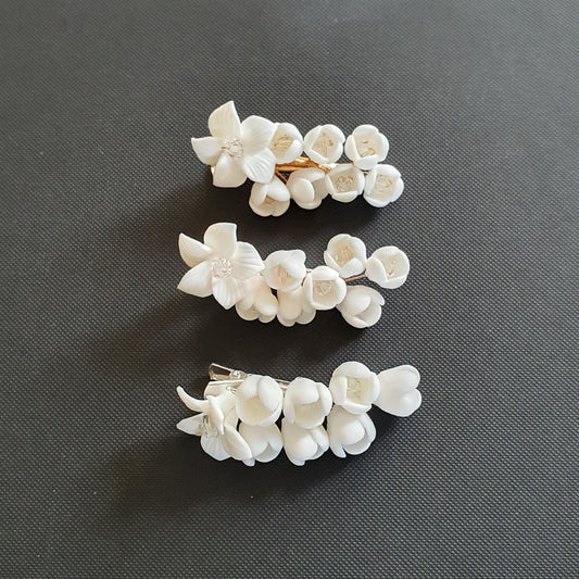 Pince à cheveux de mariée avec fleurs blanches-lilas