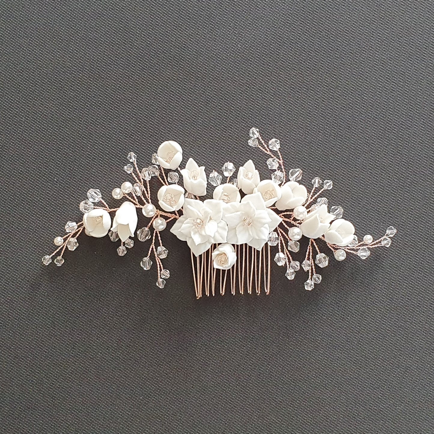 Peigne à cheveux de mariée doré avec fleur de porcelaine blanche et perles de cristal-tulipe