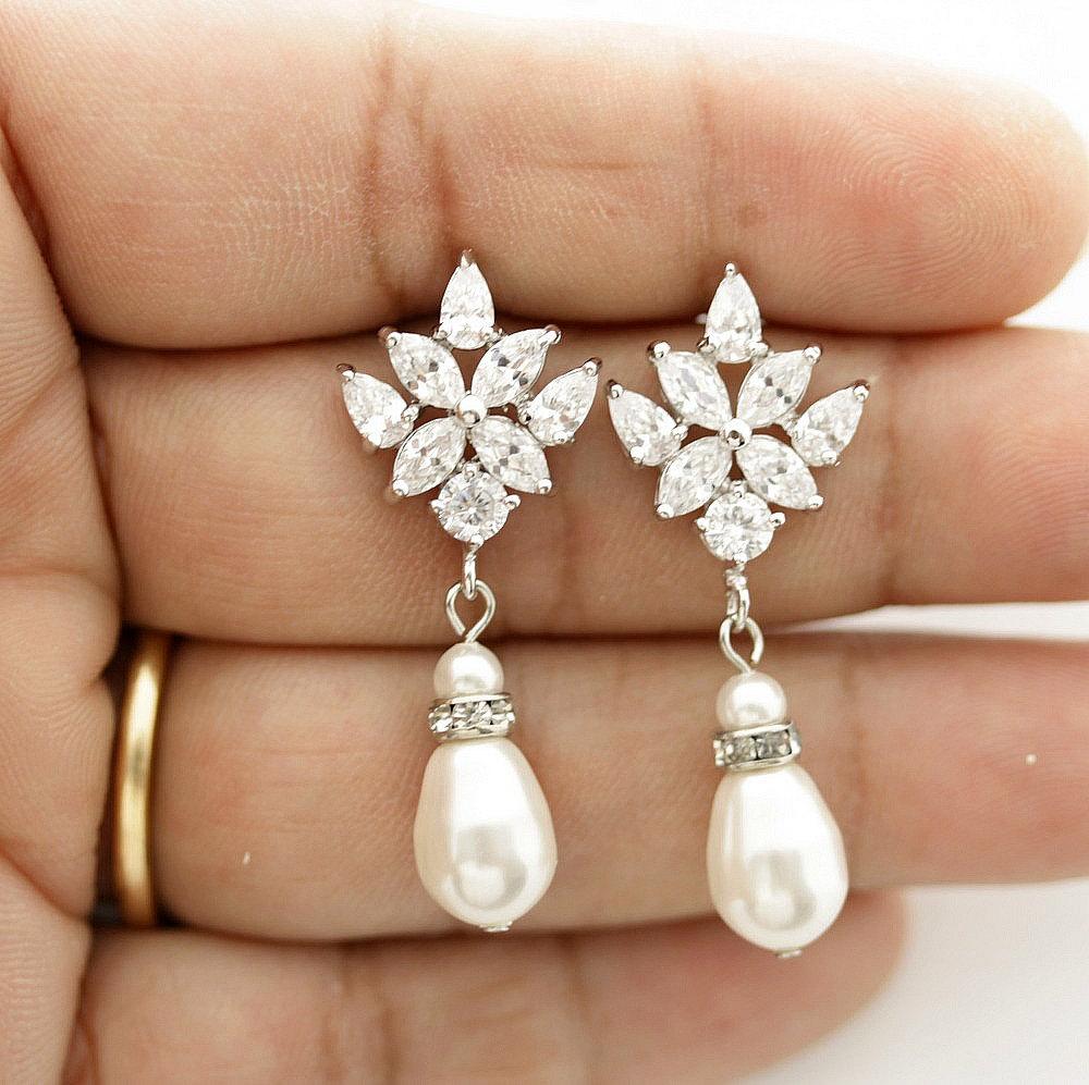 Gold circles pearl drop earrings, bridal earrings, drop earrings, simple  everyday pearl dangle earrings — Sora Designs